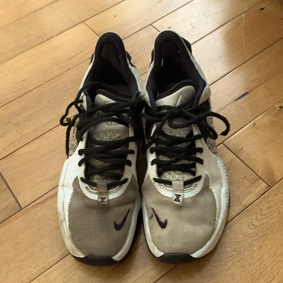 Nike gym shoes HAVE BEEN WORN, good shoes got lots of compliments - Picture 1 of 7